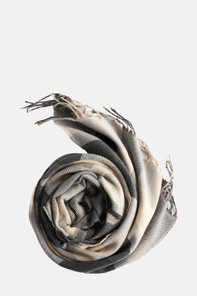 Chapeau d'hiver gris de Guess, avec un motif à carreaux et des franges aux extrémités, présenté roulé.