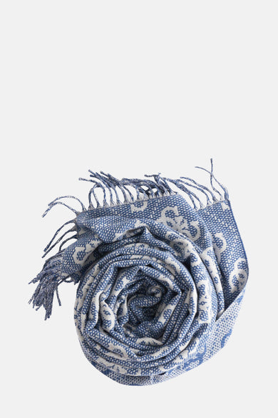 Écharpe d'hiver bleue de Guess avec un motif blanc et des franges, présentée roulée.