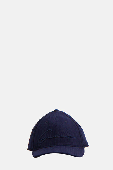 Chapeau bleu de Guess, avec une texture en corduroy, vu de l'arrière.