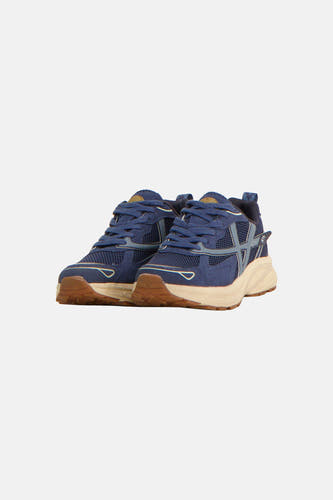 Une paire de baskets bleues AMERICANINO avec empiècements en mesh et aspect suède, semelle intermédiaire beige et semelle extérieure en caoutchouc marron.