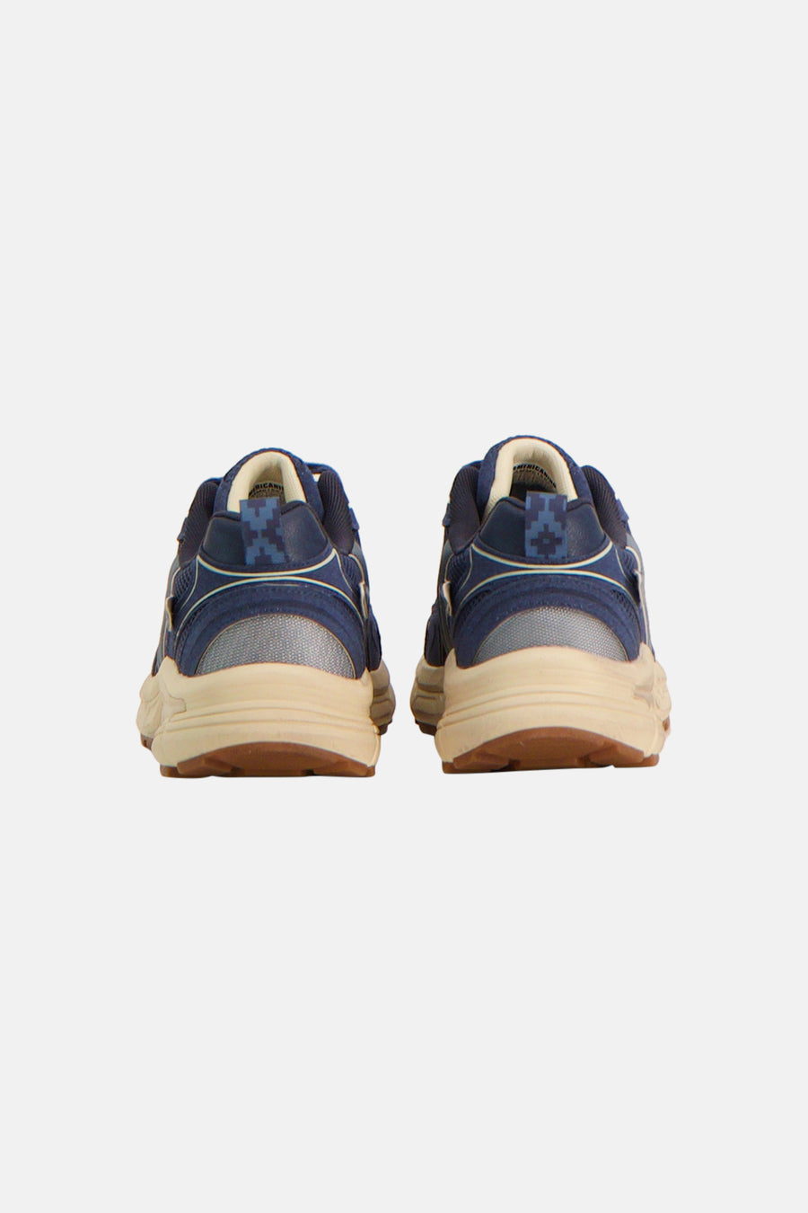 Arrière de baskets bleues AMERICANINO avec semelle intermédiaire crème et motif géométrique sur le talon.