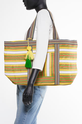Sac à dos bleu de ALEX MAX avec motif rayé et brosse décorative, porté par un mannequin en jeans.