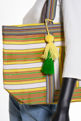 Sac à dos jaune d'ALEX MAX, avec des rayures horizontales et une tassel décorative jaune et verte.