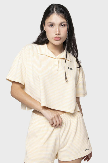 Short rayé jaune de KAOTIKO, avec un crop top àé assorti et des manches courtes et une encolure à col.