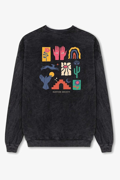 Sweat-shirt noir à col rond de KAOTIKO avec imprimé graphique coloré dans le dos, symboles abstraits et texture usée, vue de dos