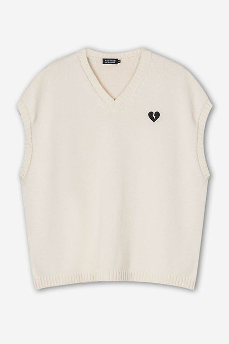 T-shirt écru de KAOTIKO avec un détail de broderie cœur brisé et une encolure V.