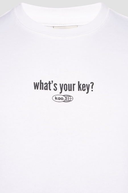 Pull-over blanc de KAOTIKO avec impression de texte noire et un logo avec une sphère terrestre.