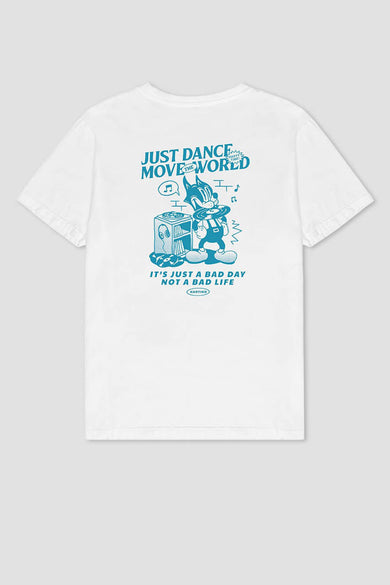 T-shirt blanc à manches courtes de KAOTIKO, avec une impression bleue sur le dos.