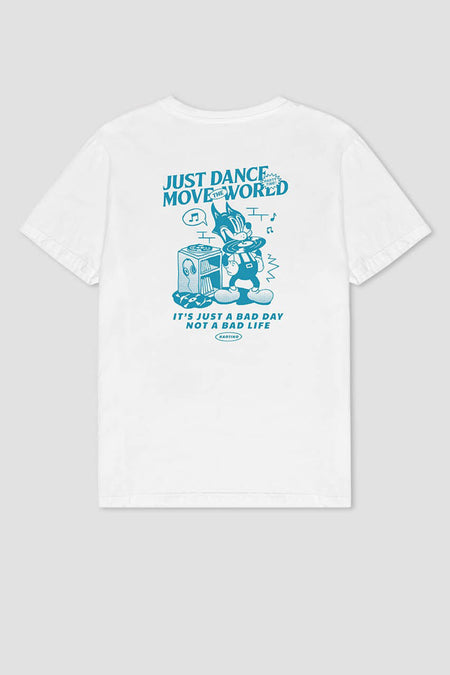 T-shirt blanc à manches courtes de KAOTIKO, avec une impression bleue sur le dos.