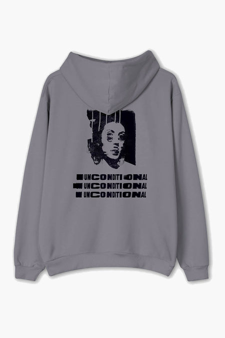 Grijze sweater met kap van KAOTIKO, met een grafische print op de achterkant en 'unconditional' tekst.