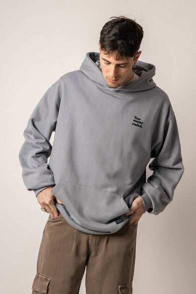 Gilet gris avec capuche de KAOTIKO, avec une impression graphique sur le dos et le texte "unconditional".
