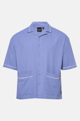 Chemise bleue à manches courtes de KAOTIKO, avec des accents blancs sur le col et les poches.