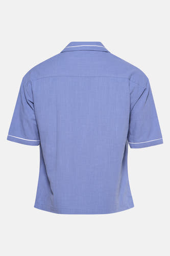 Chemise bleue à manches courtes de KAOTIKO, avec une patte blanche sur les manches et le col, dos.