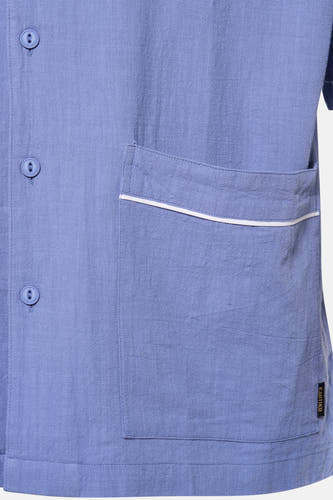 Chemise bleue à manches courtes de KAOTIKO, avec poche devant et boutons.