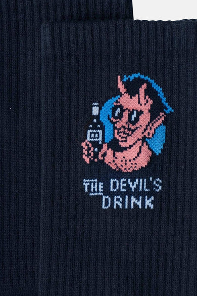 Chaussettes bleues foncées de KAOTIKO avec un motif de diable brodé et le texte "The Devil's Drink".