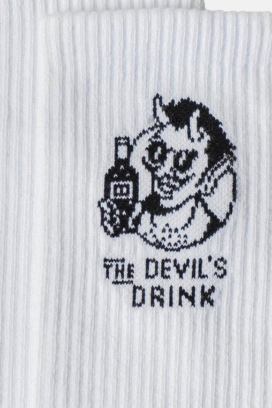 Chaussettes blanches de KAOTIKO avec une image brodée d'un diable tenant une bouteille.