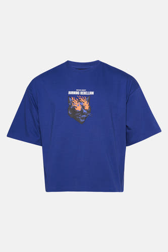 T-shirt bleu à manches courtes de KAOTIKO, avec une impression d'un chat aux flammes.