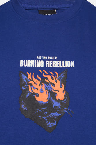 T-shirt bleu à manches courtes de KAOTIKO, avec une impression d'un chat aux yeux flamboyants.
