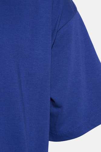 T-shirt bleu à manches courtes de KAOTIKO, gros plan sur la manche et texture du tissu.