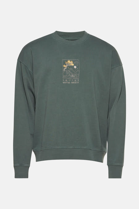 Sweater vert de KAOTIKO avec un graphique broderie montagne sur la poitrine.