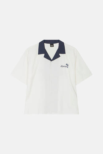 Chemise blanche à manches courtes de KAOTIKO, terminée par un col bleu marine et une palme brodée.