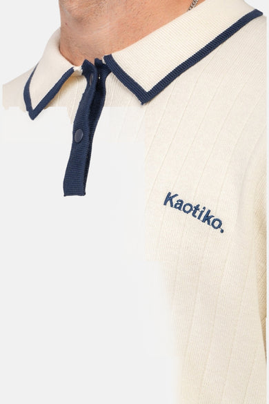 T-shirt écru avec col rond de KAOTIKO, côtelé avec un col marine et logo.