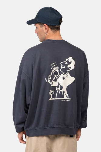 Pull-over bleu de KAOTIKO, avec une illustration blanche d'un barman sur le dos.