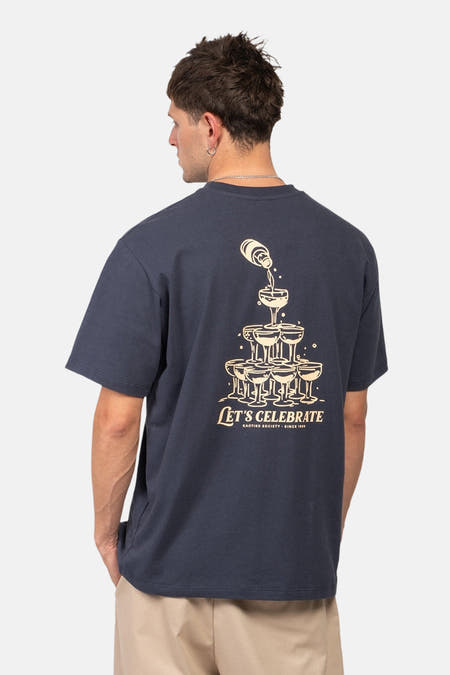 T-shirt bleu à manches courtes de KAOTIKO, avec une illustration de tours de champagne sur le dos.