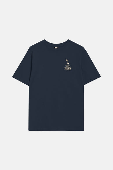 T-shirt bleu à manches courtes de KAOTIKO, avec une impression de verres à champagne empilés.