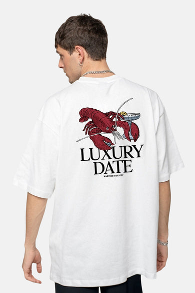 T-shirt blanc à manches courtes de KAOTIKO, avec un crabe et le design "LUXURY DATE" sur le dos.