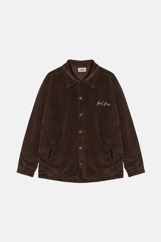 Manteau court brun de KAOTIKO, avec fermeture à boutons et texte "feel free".