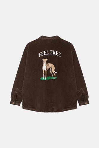 Veste courte brune de KAOTIKO avec le texte "Feel Free" et une image d'un chien sur le dos.