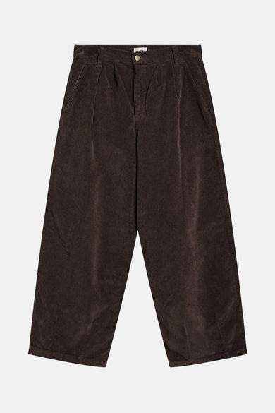 Pantalon brun de KAOTIKO, fabriqué en corduroy, avec une jambe large et des plis à l'avant.