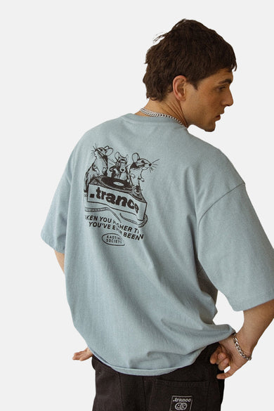T-shirt bleu à manches courtes de KAOTIKO, avec une impression graphique sur le dos.