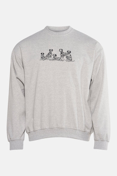 Pull-over gris de KAOTIKO, avec une impression de dalmatiens sur la poitrine.