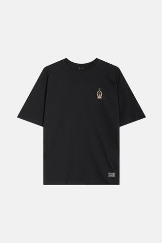 T-shirt noir à manches courtes de KAOTIKO, avec un petit logo sur la poitrine et une étiquette en bas.