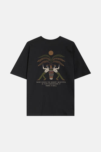 T-shirt noir à manches courtes de KAOTIKO, avec une illustration de deux figures et un palmier.