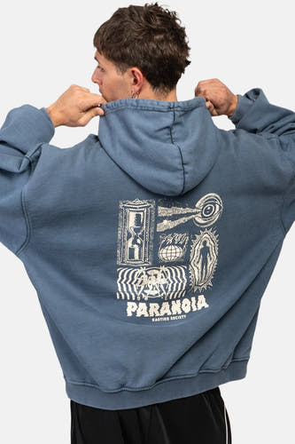 Hoodie bleu de KAOTIKO avec un imprimé graphique sur le dos, une coupe décontractée et un short noir.