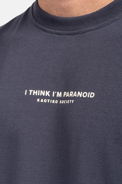 T-shirt bleu de KAOTIKO avec impression textuelle sur l'avant.