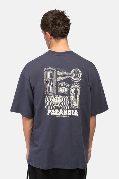 T-shirt bleu à manches courtes de KAOTIKO, avec des impressions graphiques blanches sur le dos.