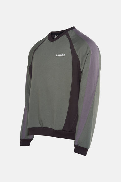 Pull multicolore de KAOTIKO, avec des détails sombres sur les manches et des bordures élastiques.