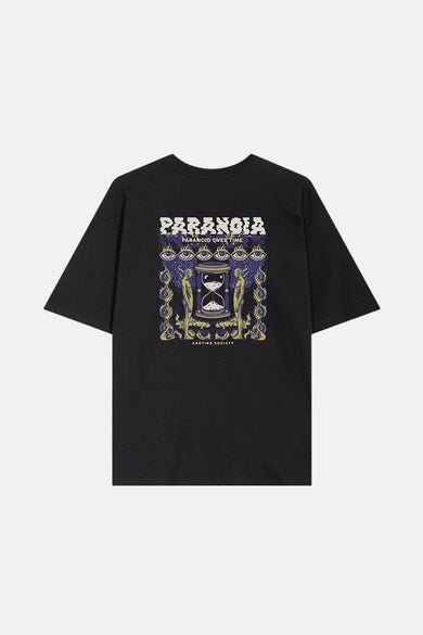 T-shirt noir à manches courtes de KAOTIKO, avec une impression graphique sur le dos comprenant un sable et du texte.