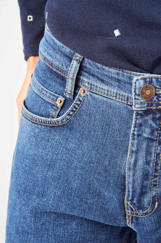 Jean droit bleu moyen de MAC, avec des points décoratifs et une ceinture classique.