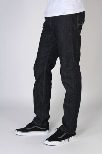 Jean bleu marine droit de MAC, avec des surpiqures contrastantes et associé à des baskets noires et un T-shirt blanc.