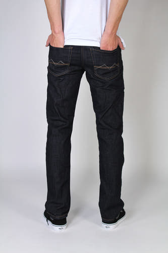 Donkerblauwe straight jeans van MAC, achterkant met gestikte zakken, gedragen met een wit T-shirt en zwarte sneakers.
