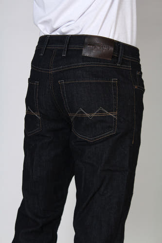 Jean droit en denim bleu marine de MAC Jeans, avec étiquette en cuir brun et rivets sur les poches arrière.