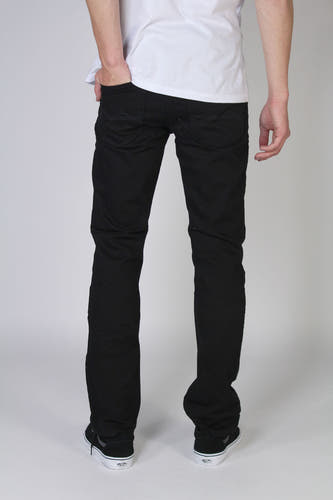 Jean droit noir de MAC, avec un détail de poche à l'arrière et un T-shirt blanc.