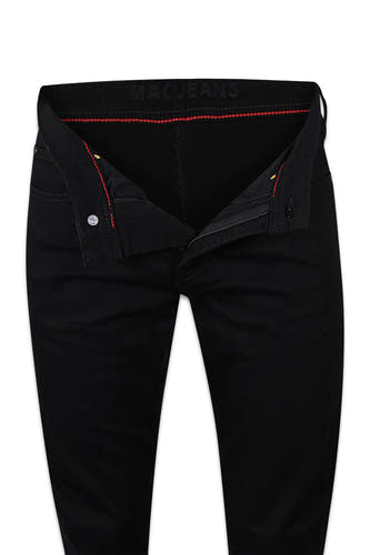 Jean droit noir en denim de MACJEANS, avec des surpiqures rouges et un détail de gueule de bois.