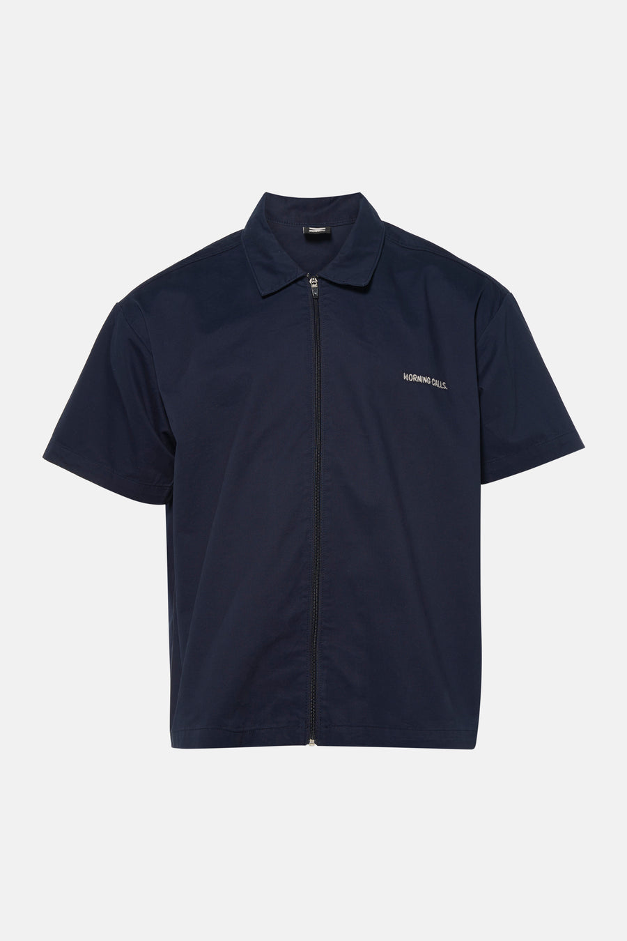 Chemise bleue à manches courtes de KAOTIKO, avec une fermeture éclair et le texte "MORNING CALLS" sur la poitrine.