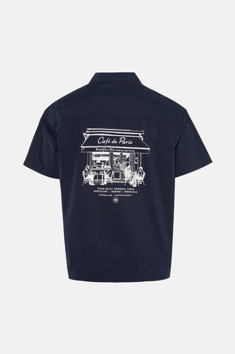 Chemise bleue à manches courtes de KAOTIKO, avec imprimé blanc d'un café au dos.